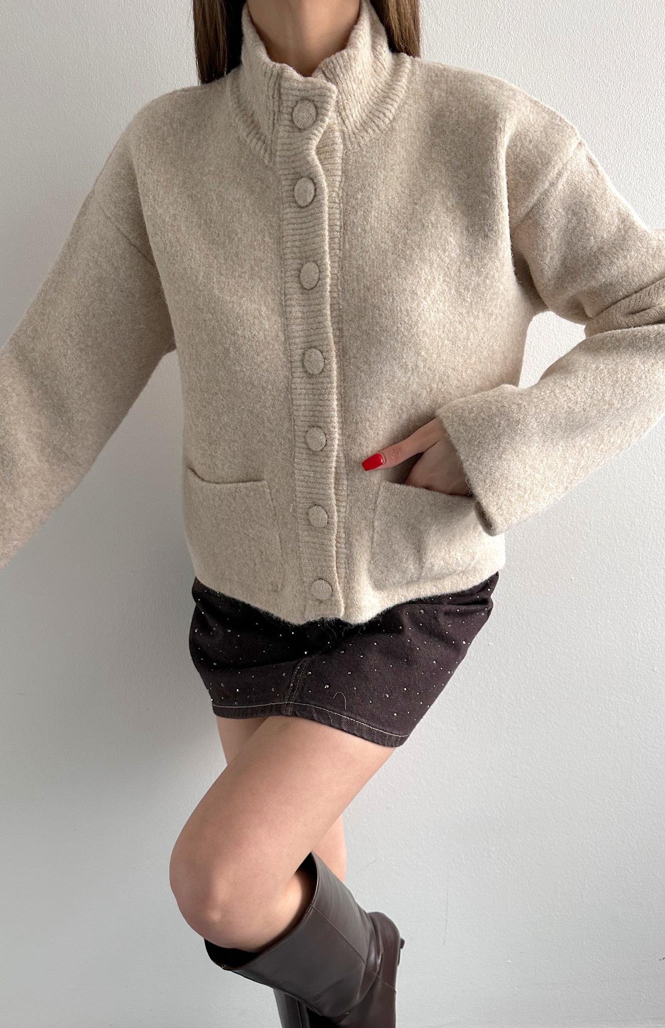 Dik Yaka Düğmeli Hırka A.BEJ