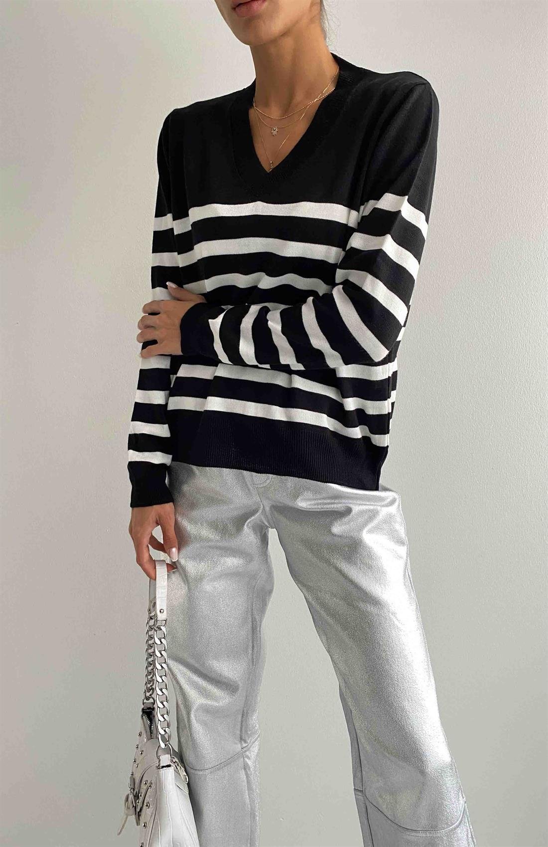 V Yaka Çizgili Kazal SİYAH
