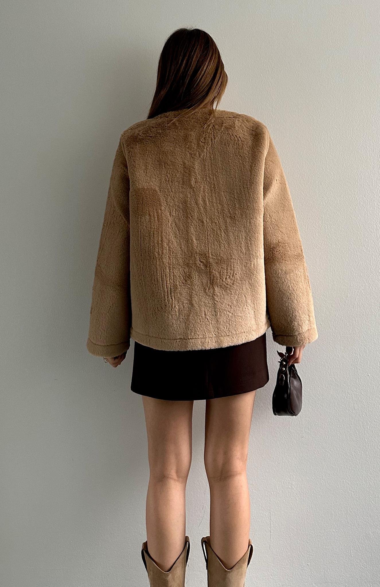 Kemer Tokalı Tavşan Tüyü Mont BEJ