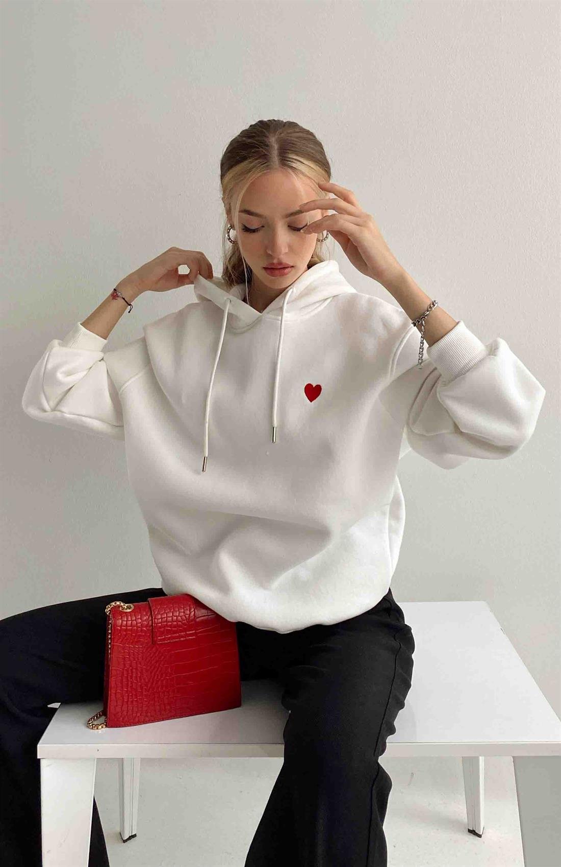 Kalp Nakışlı Kapşonlu Sweatshırt EKRU