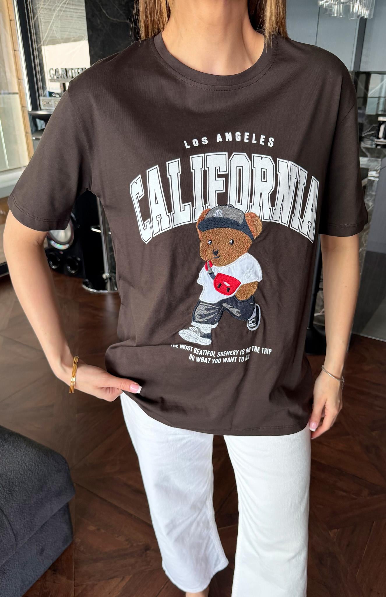Califormia Baskılı Ayıcık Baskılı Tshırt KAHVERENGİ