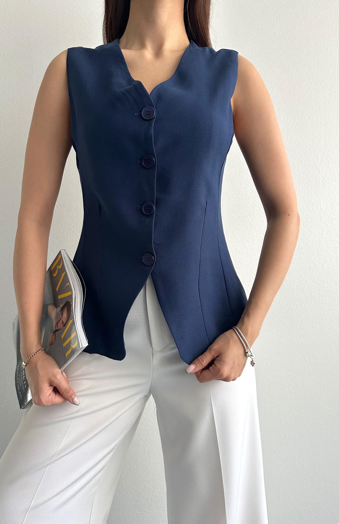 V Yaka Düğmeli Arka Yırtmaçlı Yelek LACİVERT