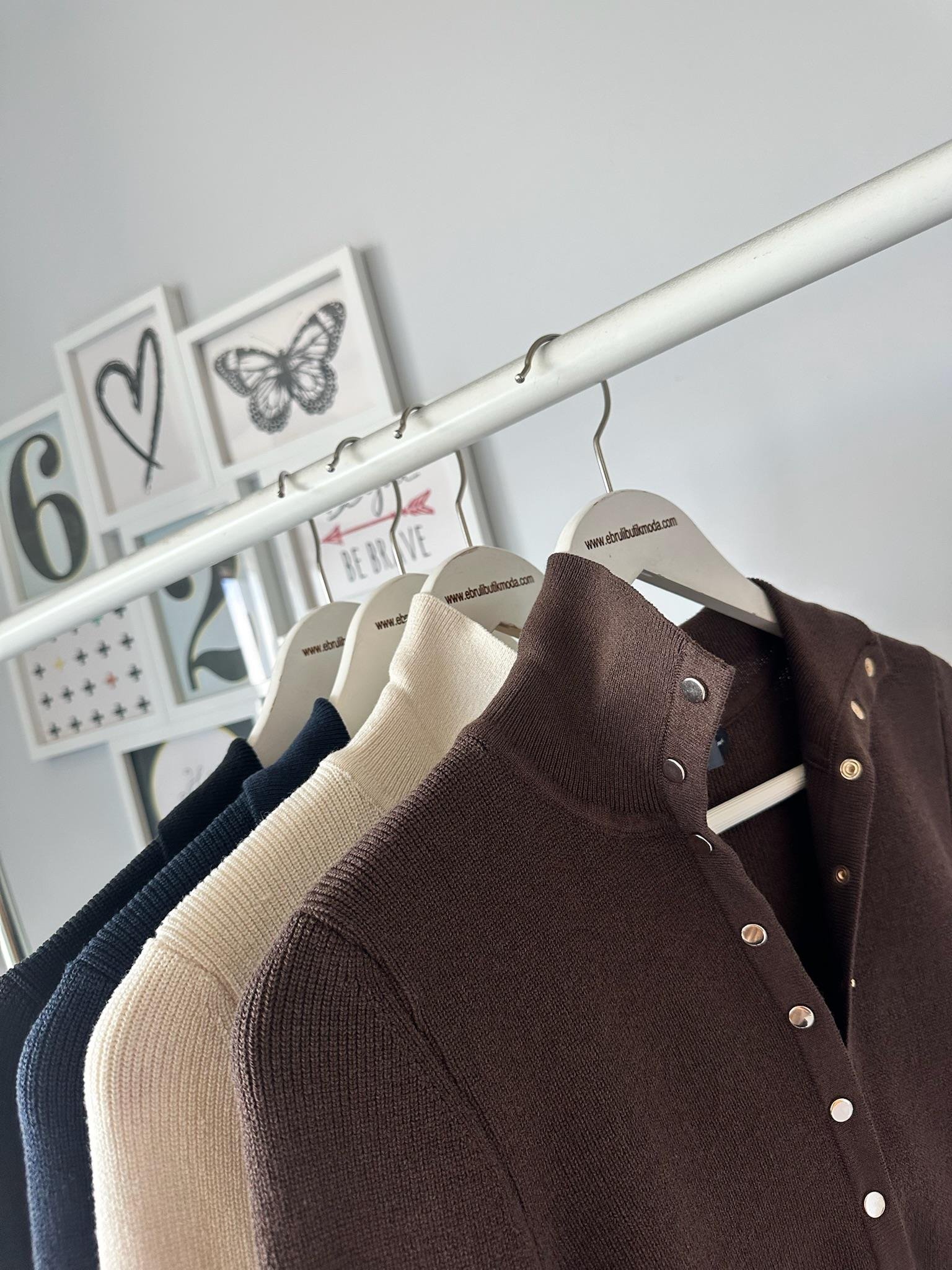 DİK YAKA ÇITÇIT DÜĞMELİ KAZAK