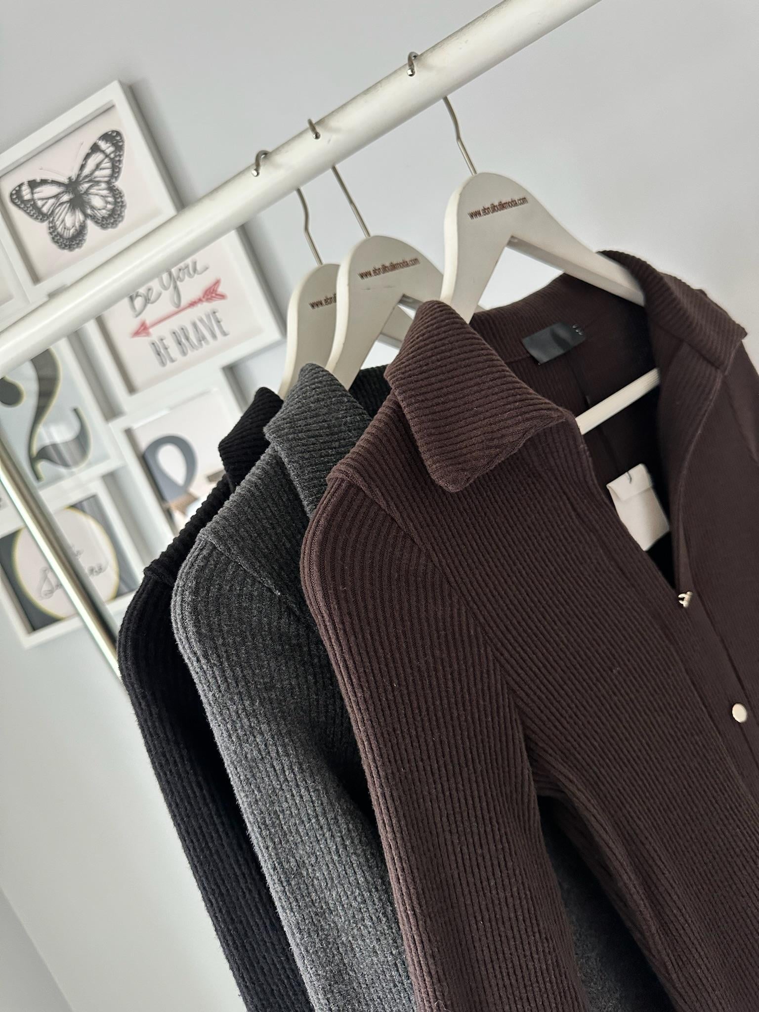 DÜĞME DETAYLI POLO YAKA BLUZ