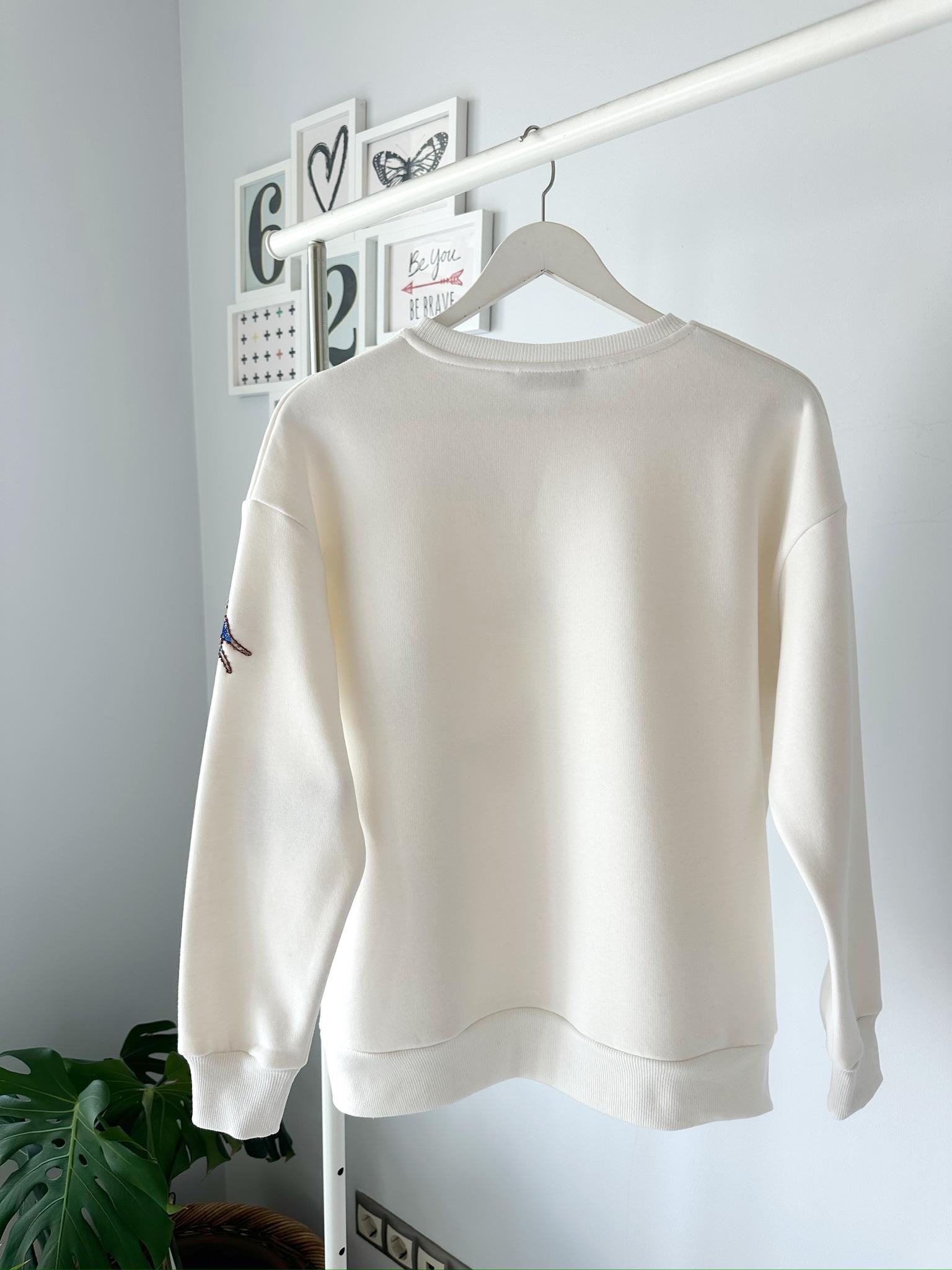 KELEBEK TAŞ İŞLEMELİ SWEATSHIRT