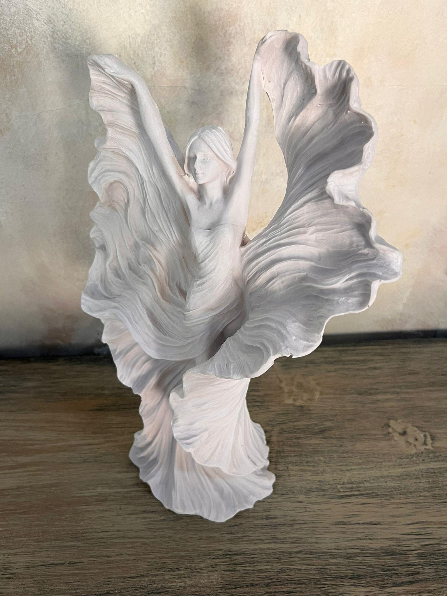 Etekleri Uçuşan Dansçı Kız 35X19X19 CM