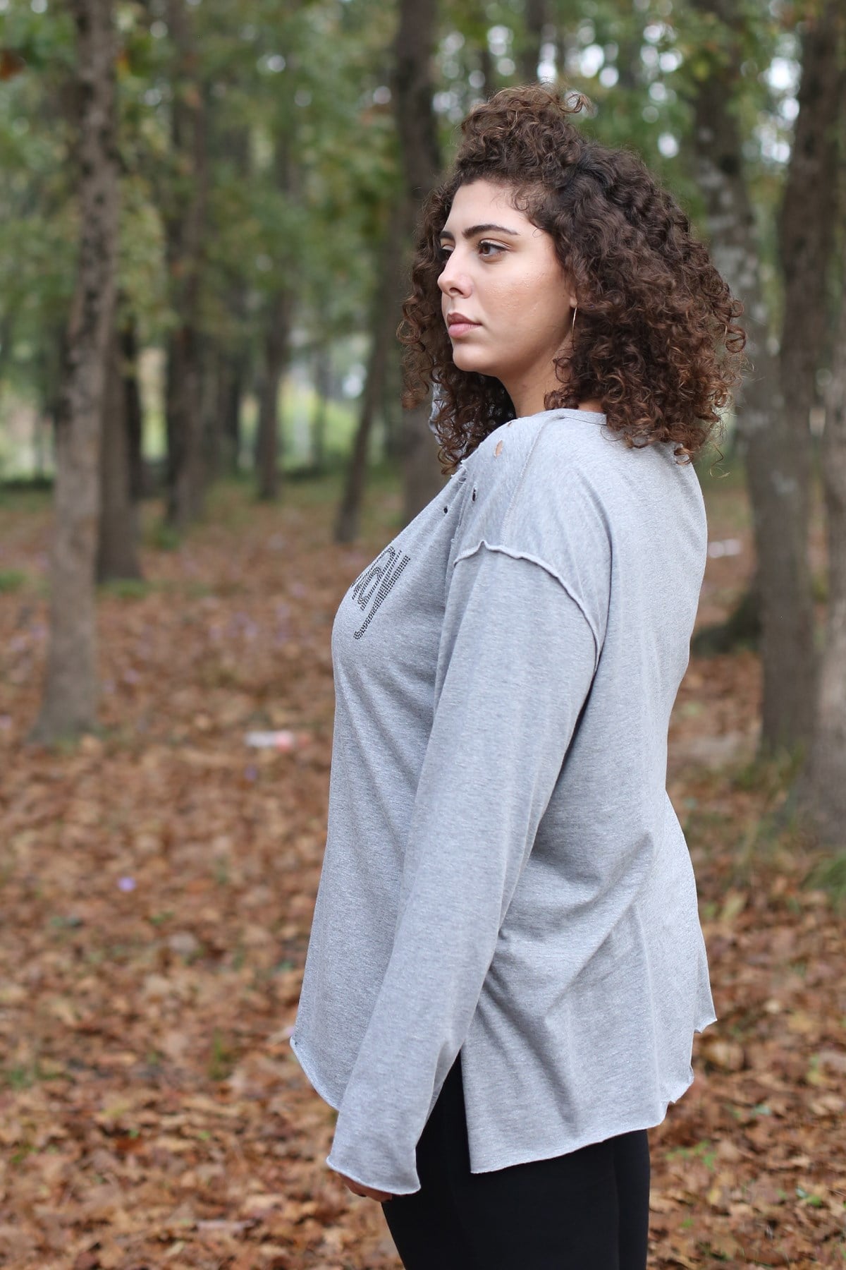 GRİ, TAŞLI VE YIRTIKLI T-SHIRT | curly