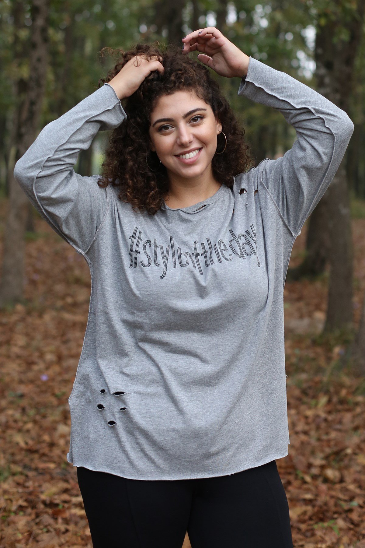 GRİ, TAŞLI VE YIRTIKLI T-SHIRT | curly