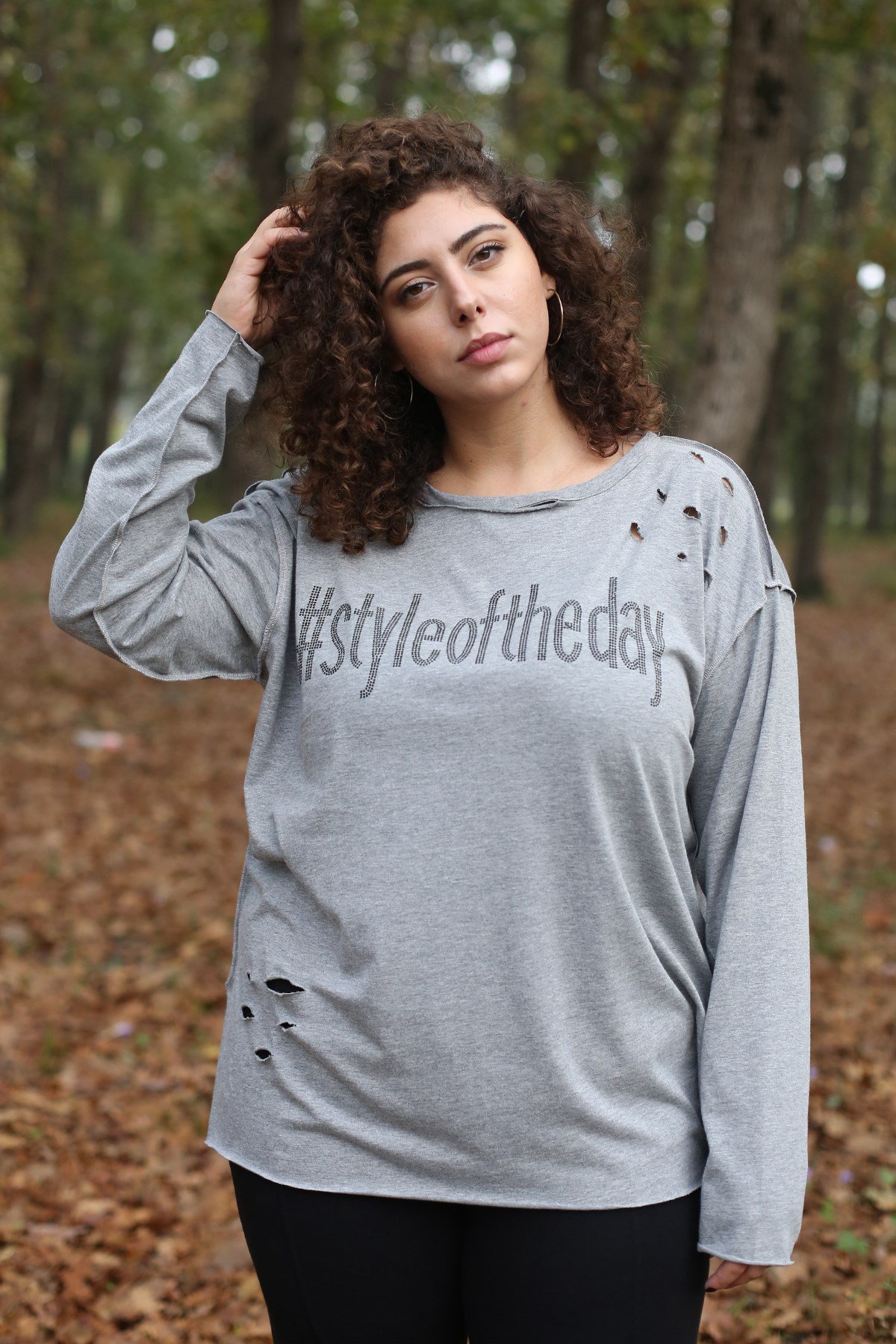 GRİ, TAŞLI VE YIRTIKLI T-SHIRT | curly
