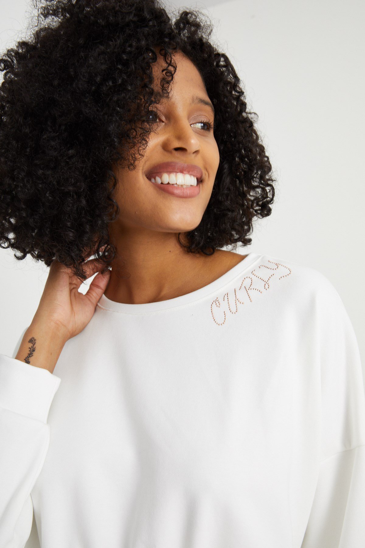 Pamuk Kumaştan, Bisiklet yaka,Curly Taşlı Önü Kısa Arkası Uzun Sweatshirt | curly