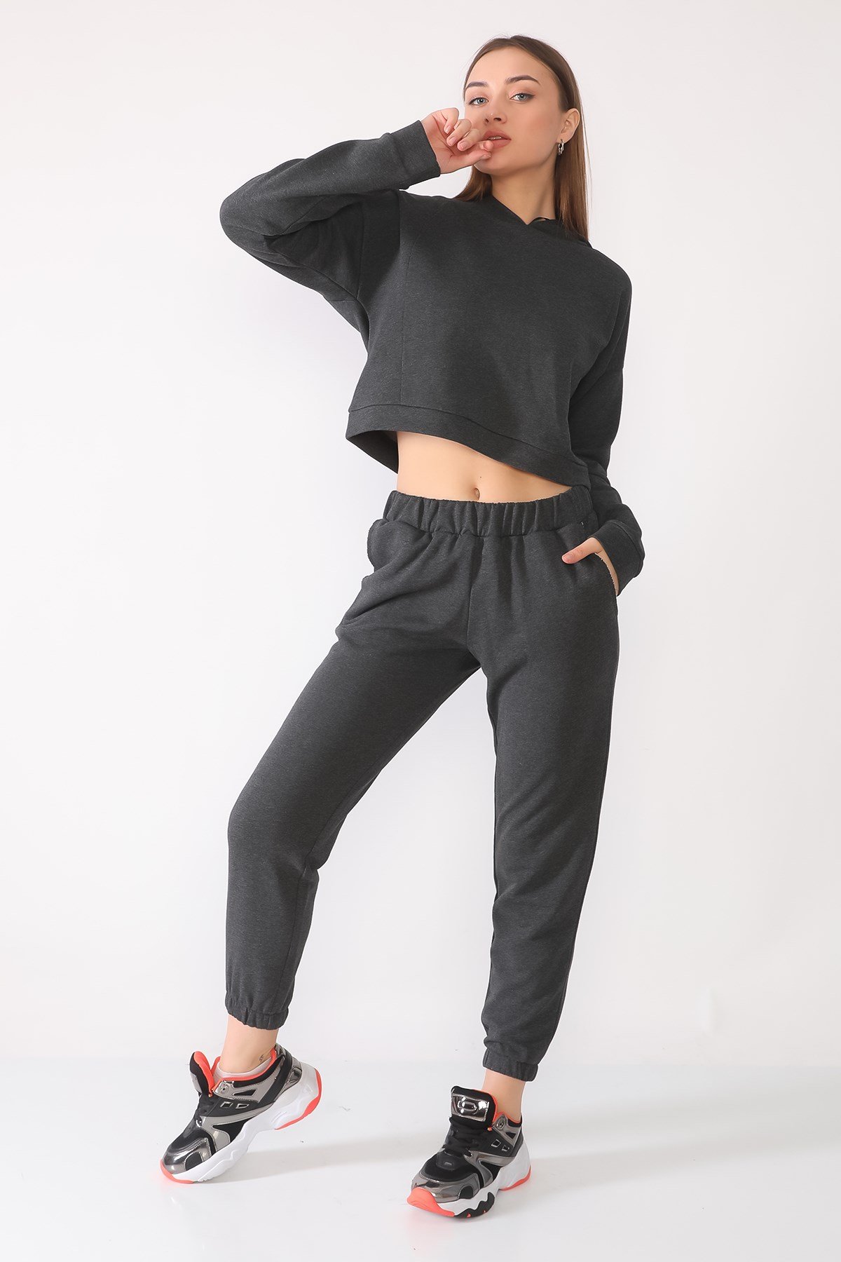 SAKS, CROP SWEATSHIRT | curly