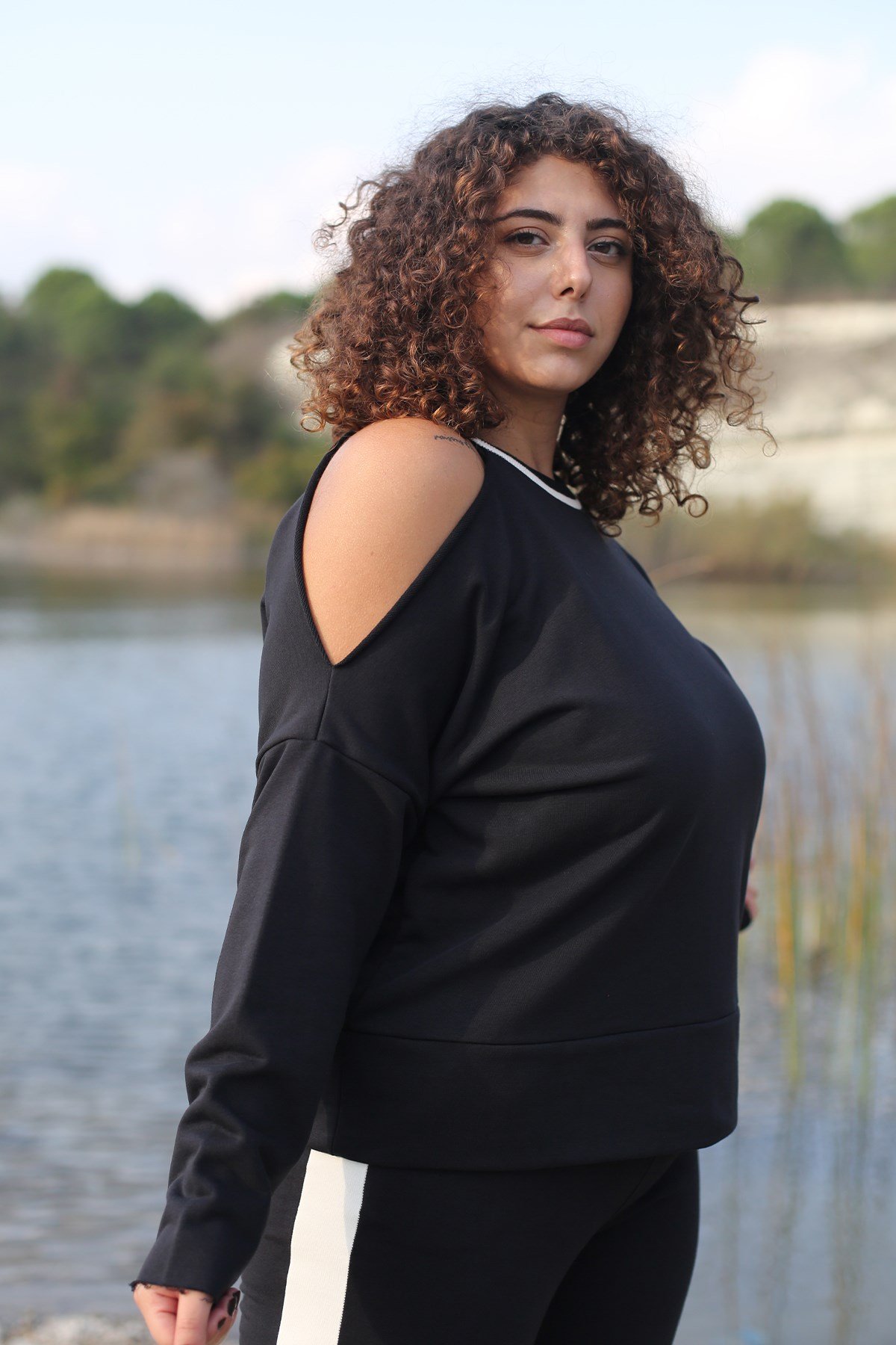 SİYAH, OMUZU AÇIK SWEATSHIRT | curly