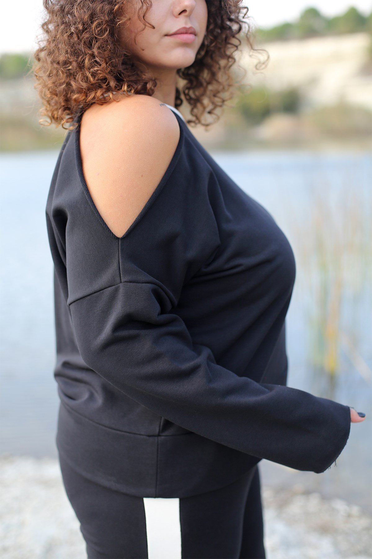 SİYAH, OMUZU AÇIK SWEATSHIRT | curly