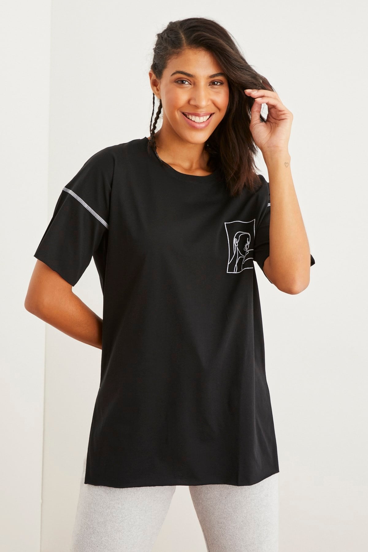 SİYAH OVERSIZE NAKIŞLI T-SHIRT | curly