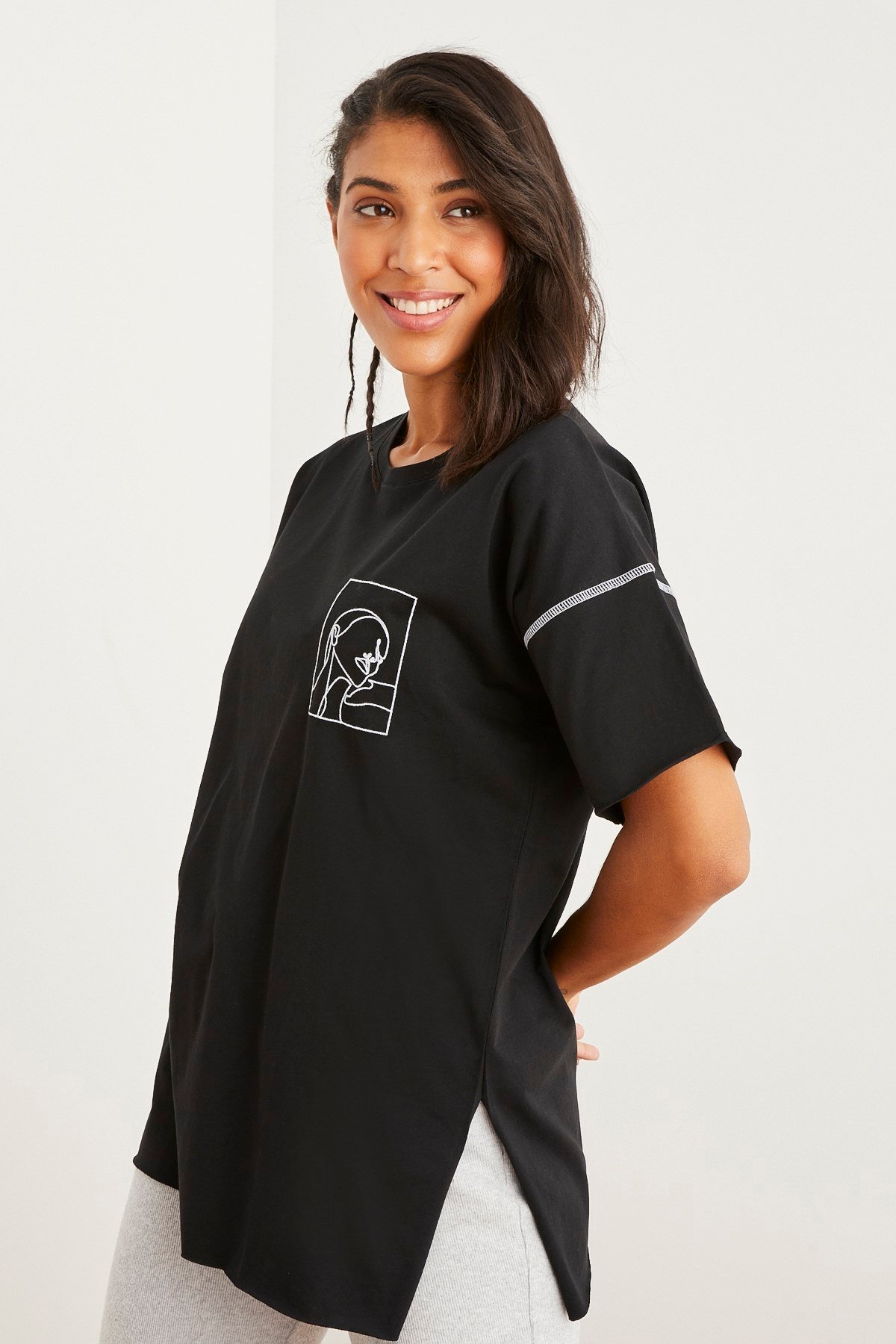 SİYAH OVERSIZE NAKIŞLI T-SHIRT | curly