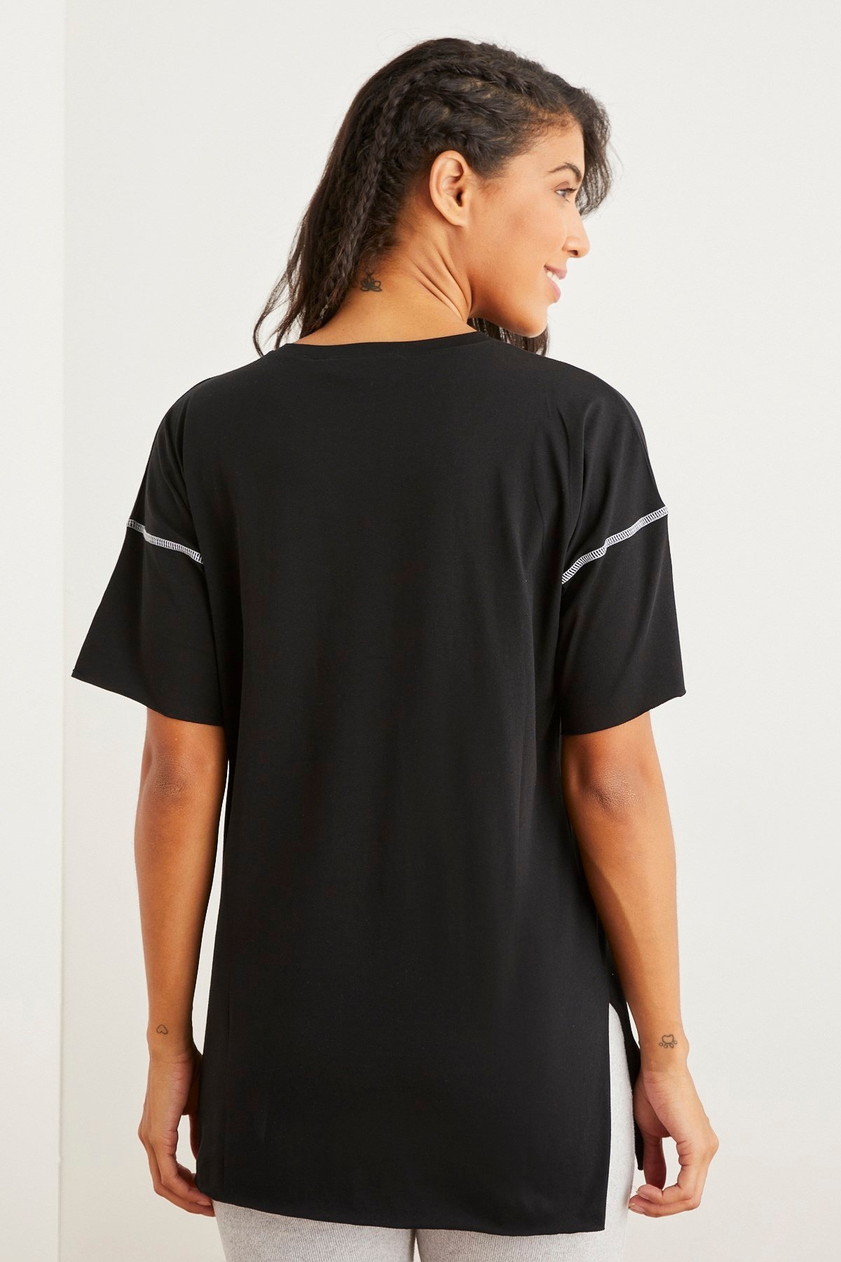 SİYAH OVERSIZE NAKIŞLI T-SHIRT | curly