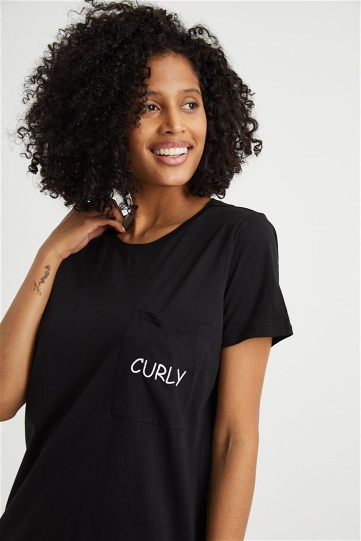 Tek cepli, cebi curly nakışlı, kısa kollu pamuk elbise | curly