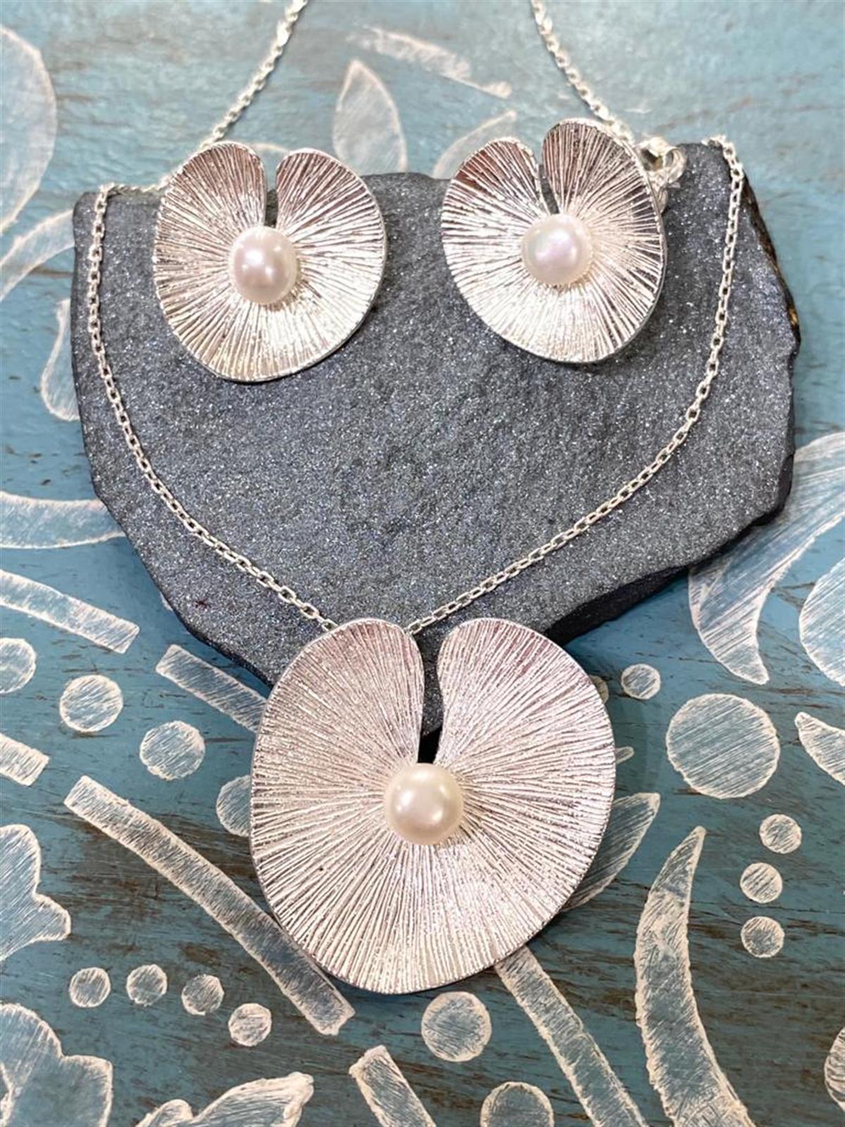 İncili Nilüfer Çiçeği Küpe