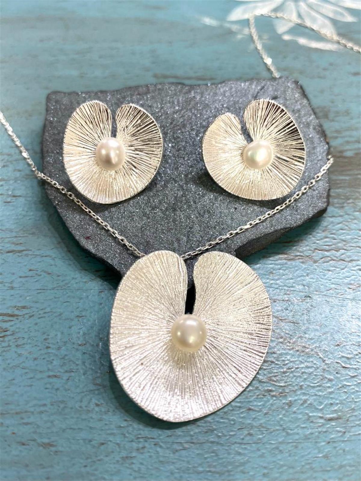 İncili Nilüfer Kolye