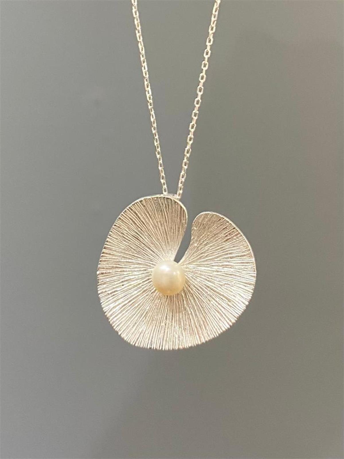 İncili Nilüfer Kolye