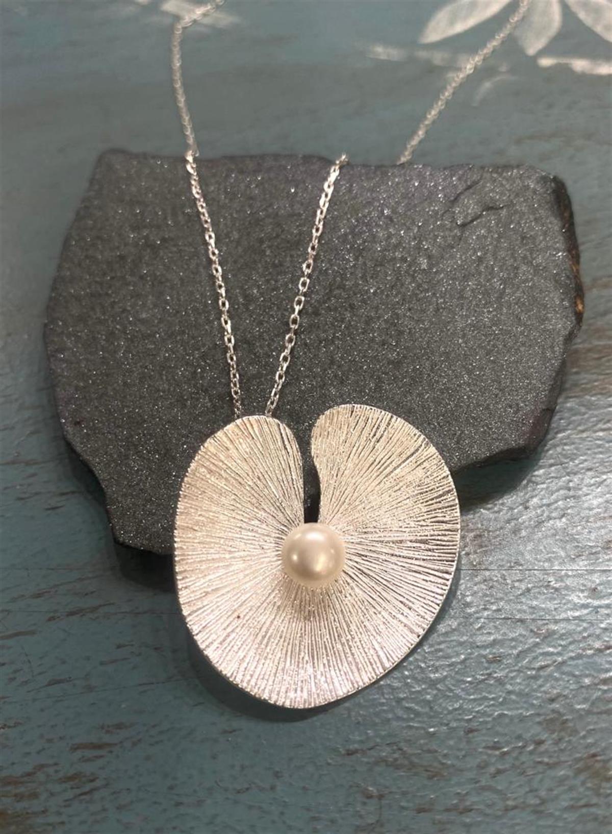 İncili Nilüfer Kolye