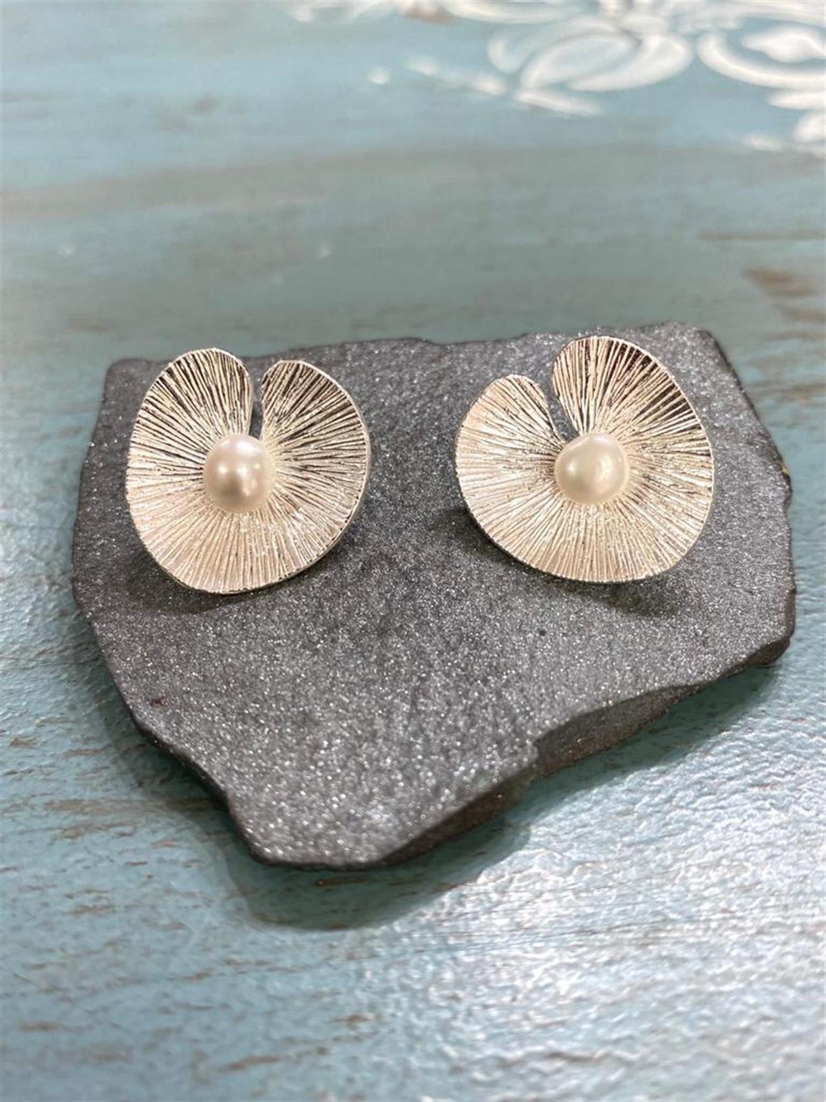 İncili Nilüfer Kolye