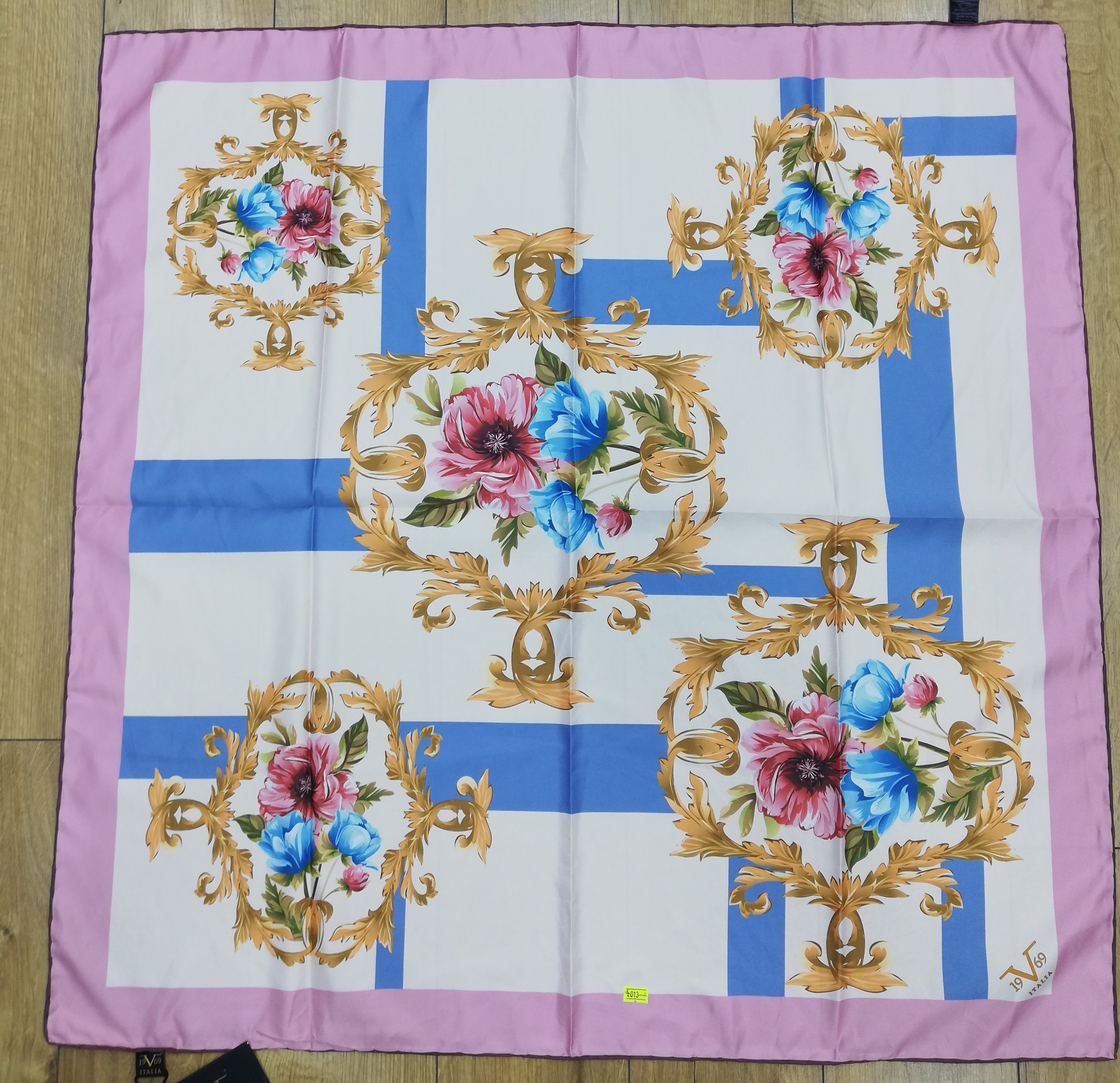 EŞARPBarok Çiçek Desen Black Seri Twill Eşarp Askısı ile Birlikte 90x90 cm