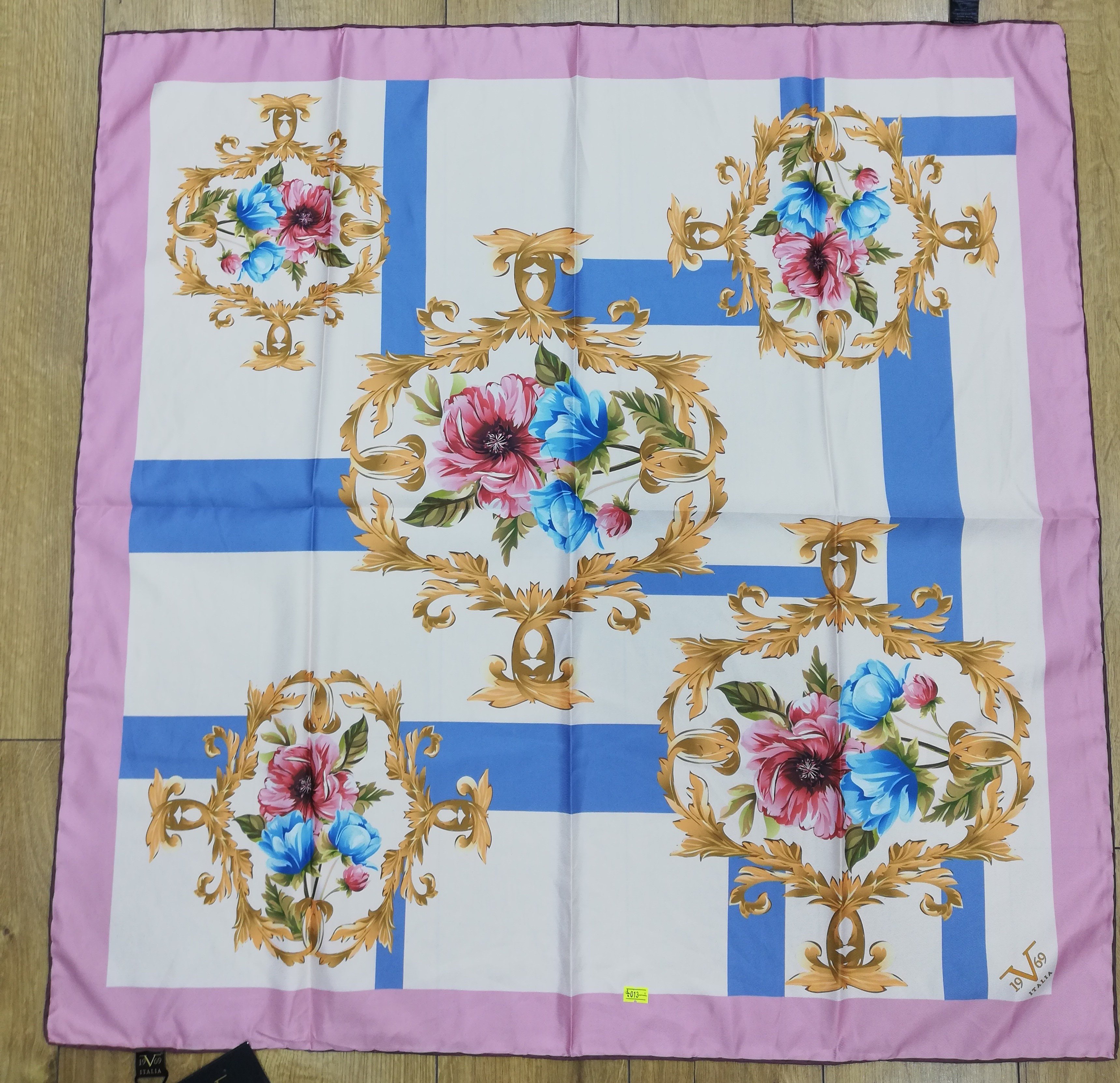 EŞARPBarok Çiçek Desen Black Seri Twill Eşarp Askısı ile Birlikte 90x90 cm