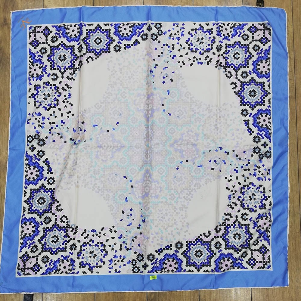 BLACK SERİ EŞARPMandala Desen Black Seri Twill Eşarp Askısı ile Birlikte 90x90 cm