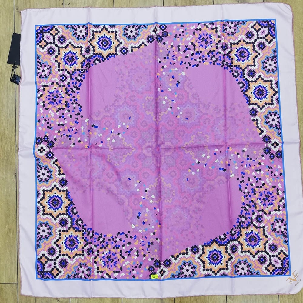 BLACK SERİ EŞARPMandala Desen Black Seri Twill Eşarp Askısı ile Birlikte 90x90 cm
