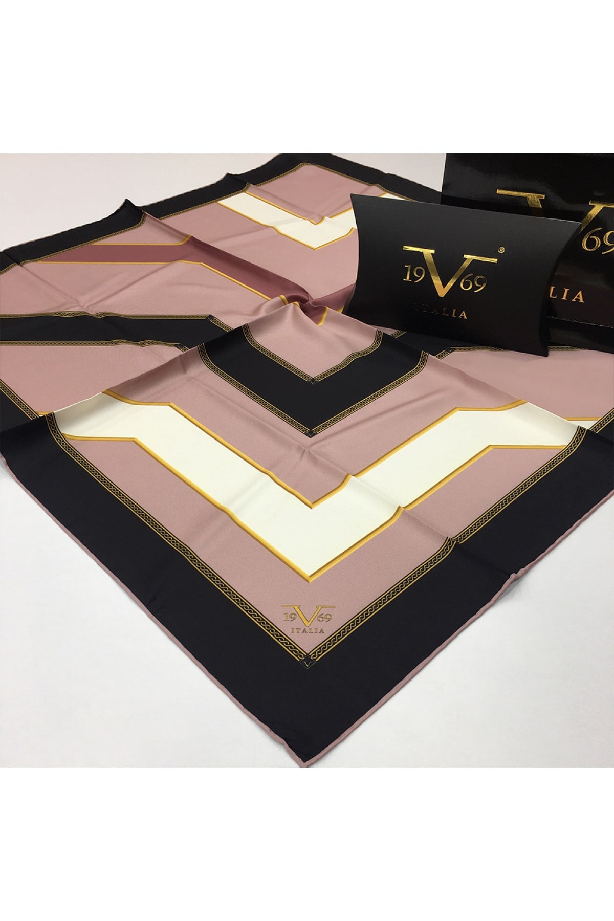 GOLD SERİ EŞARPGeometrik Desen Gold Seri Twill Eşarp Askısı ile Birlikte 90x90 cm