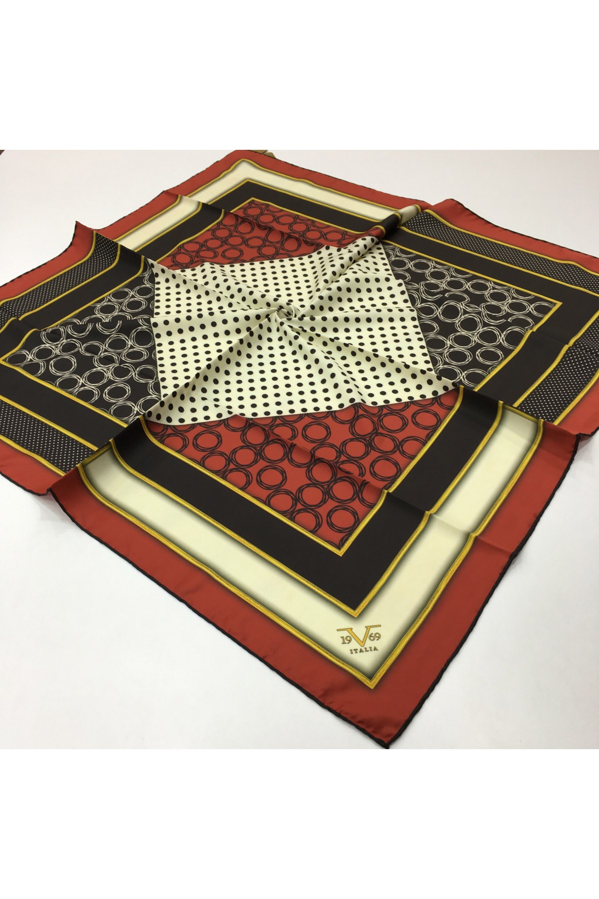 GOLD SERİ EŞARPGeometrik Desen Gold Seri Twill Eşarp Askısı ile Birlikte 90x90 cm