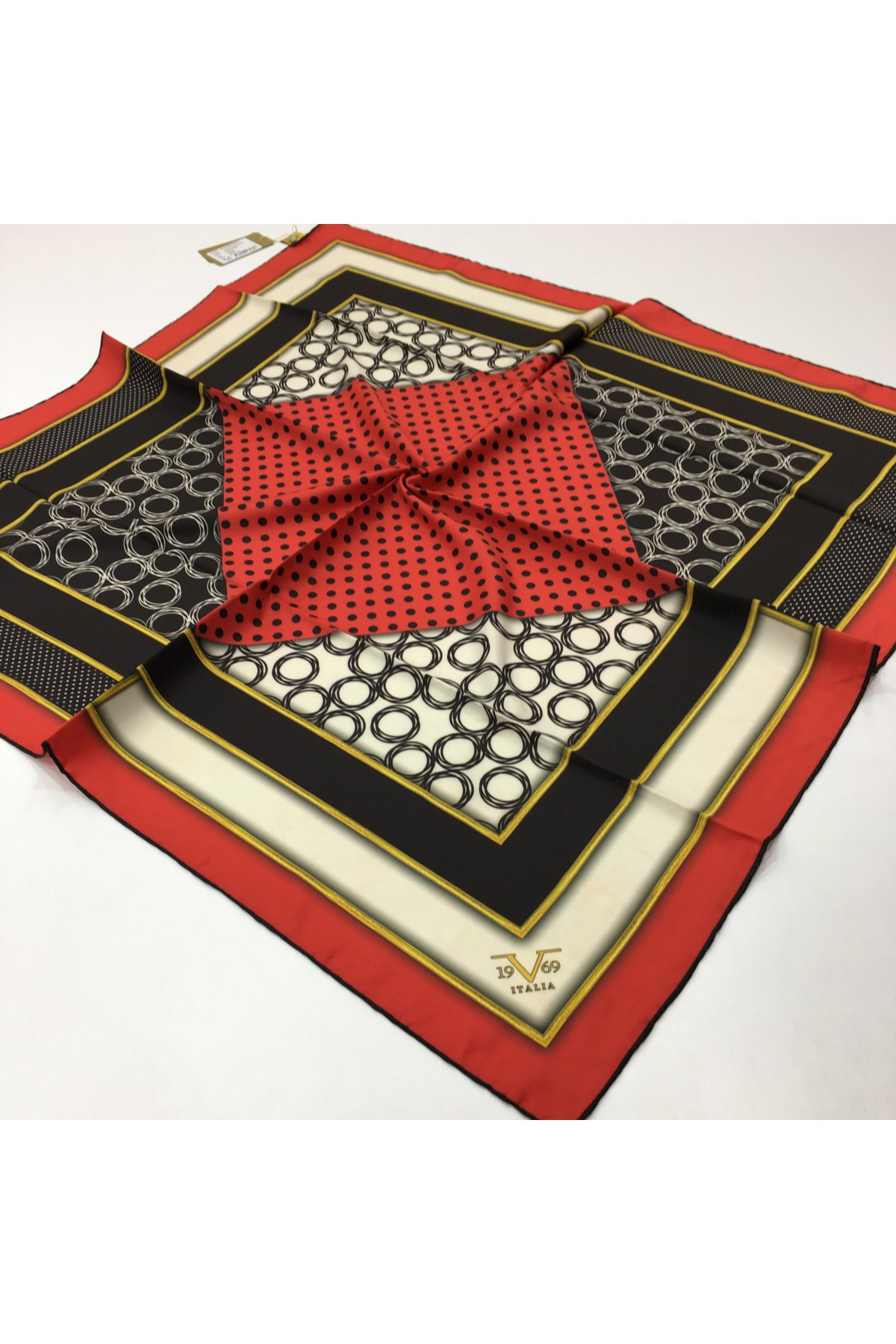 GOLD SERİ EŞARPGeometrik Desen Gold Seri Twill Eşarp Askısı ile Birlikte 90x90 cm