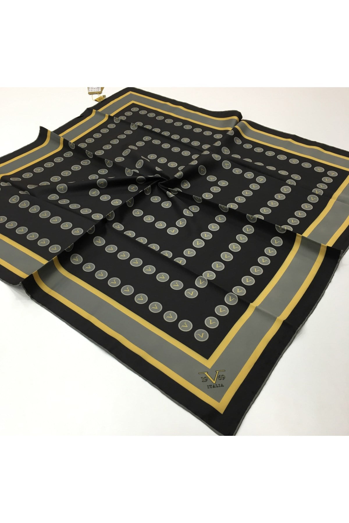 GOLD SERİ EŞARPGeometrik Desen Gold Seri Twill Eşarp Askısı ile Birlikte 90x90 cm