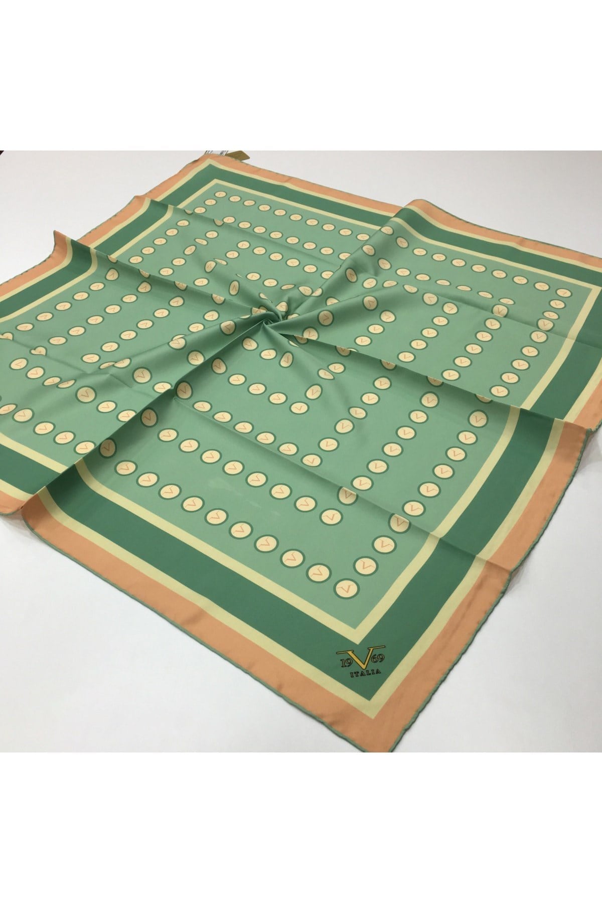 GOLD SERİ EŞARPGeometrik Desen Gold Seri Twill Eşarp Askısı ile Birlikte 90x90 cm
