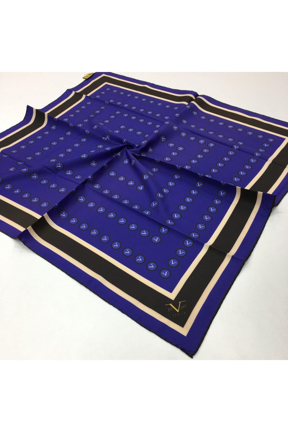 GOLD SERİ EŞARPGeometrik Desen Gold Seri Twill Eşarp Askısı ile Birlikte 90x90 cm