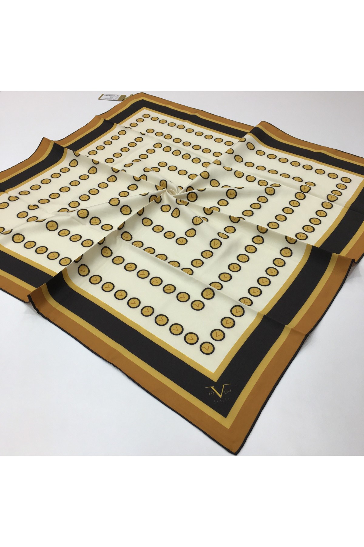 GOLD SERİ EŞARPGeometrik Desen Gold Seri Twill Eşarp Askısı ile Birlikte 90x90 cm