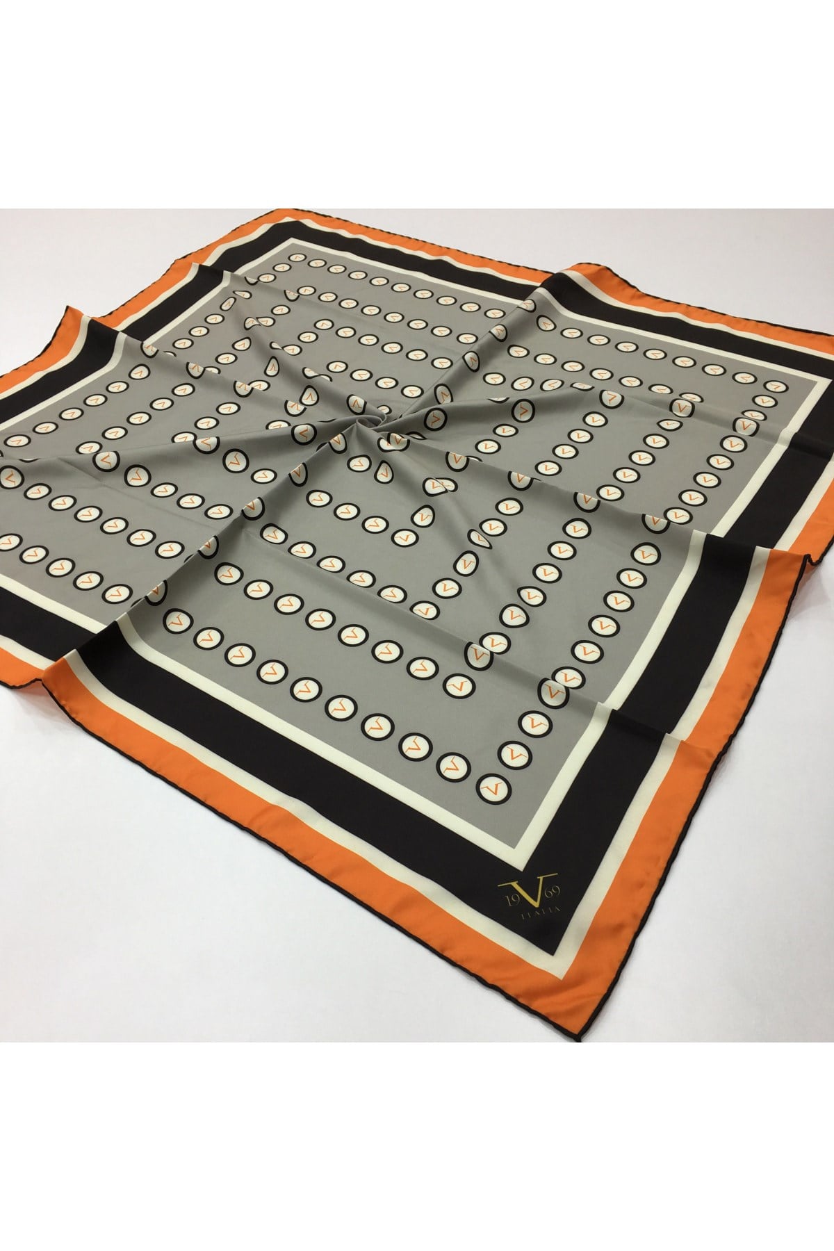 GOLD SERİ EŞARPGeometrik Desen Gold Seri Twill Eşarp Askısı ile Birlikte 90x90 cm