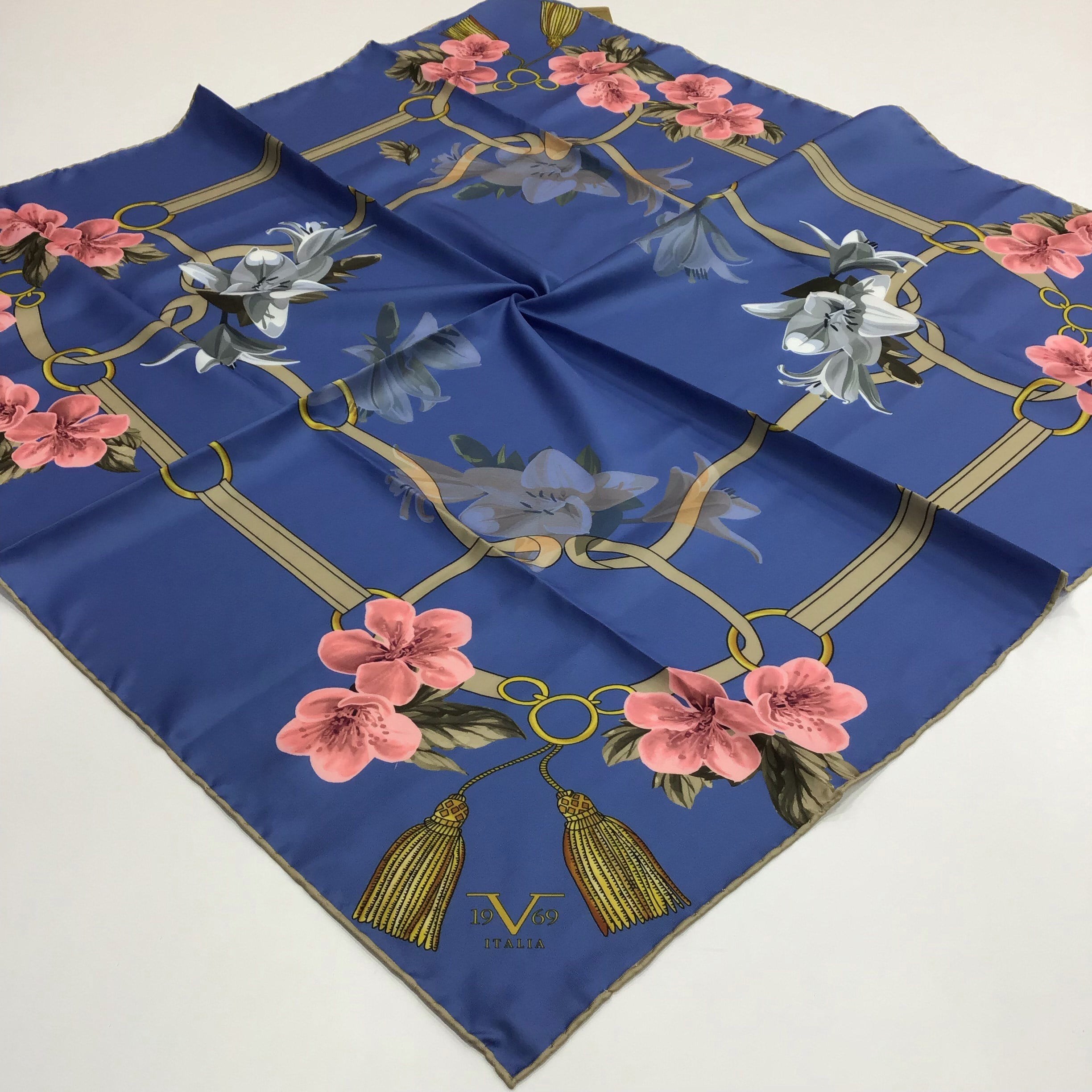 GOLD SERİ EŞARPÇiçekli Desen Gold Seri Twill Eşarp Askısı ile Birlikte 90x90 cm