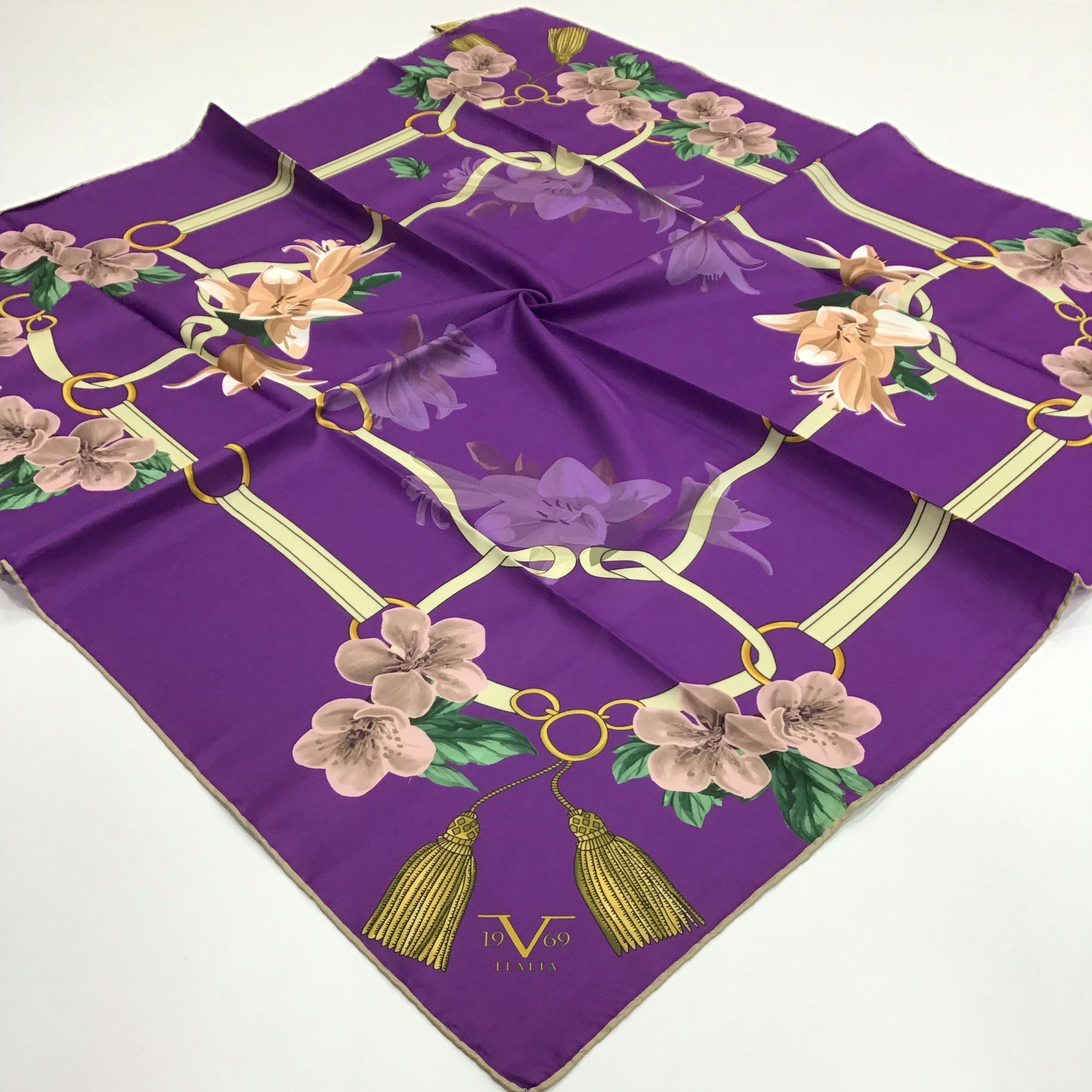 GOLD SERİ EŞARPÇiçekli Desen Gold Seri Twill Eşarp Askısı ile Birlikte 90x90 cm