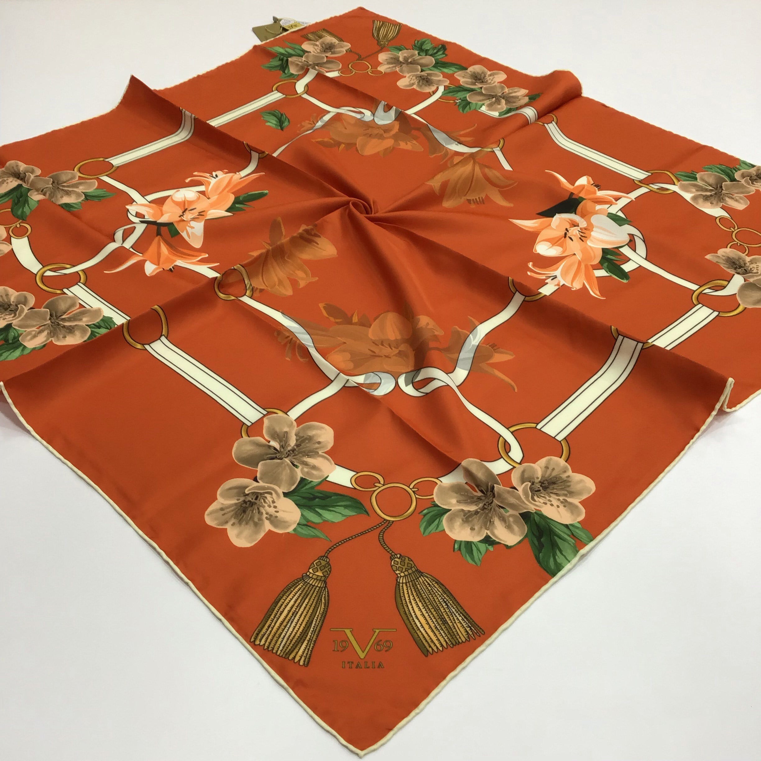 GOLD SERİ EŞARPÇiçekli Desen Gold Seri Twill Eşarp Askısı ile Birlikte 90x90 cm