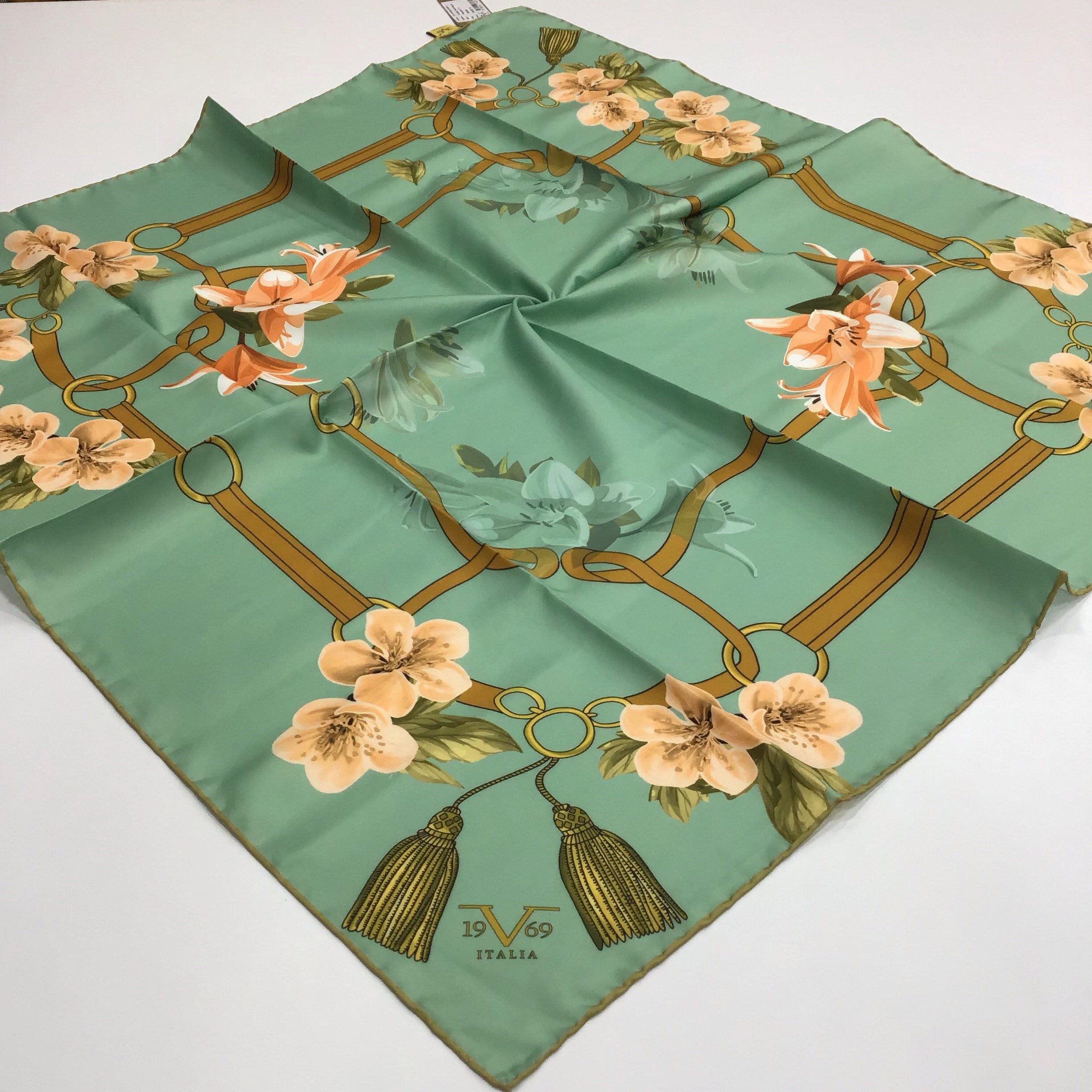 GOLD SERİ EŞARPÇiçekli Desen Gold Seri Twill Eşarp Askısı ile Birlikte 90x90 cm