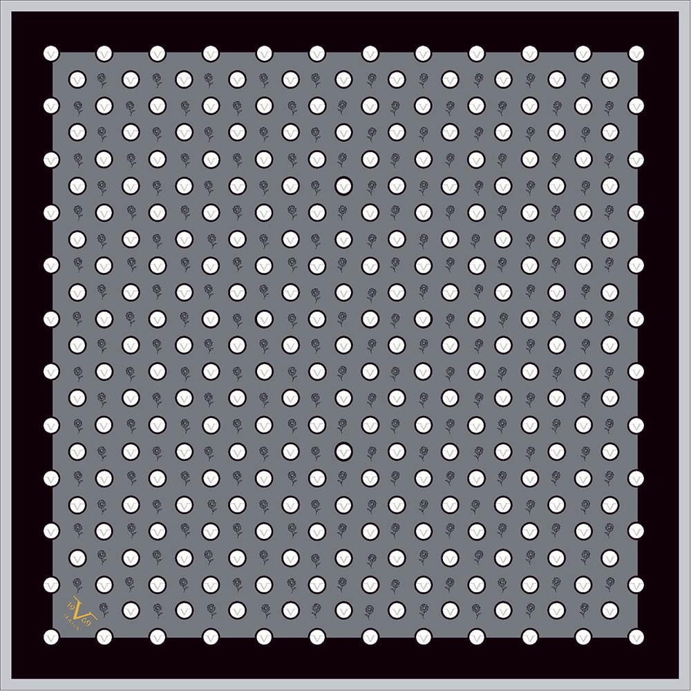 GOLD SERİ EŞARPGeometrik Logolu Desen Gold Seri Twill Eşarp Askısı ile Birlikte 90x90 cm