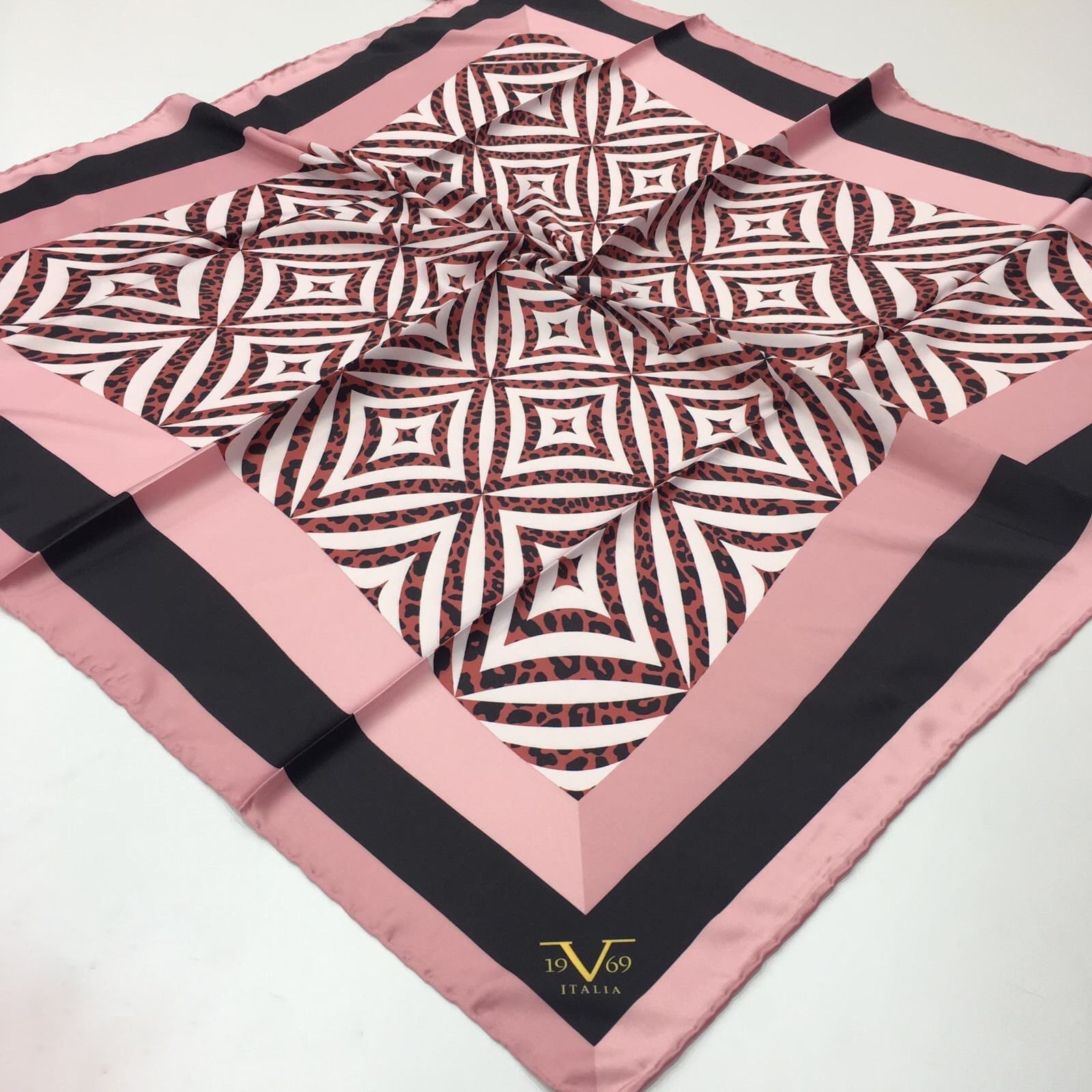 EŞARPLeopar Desen Black Seri Rayon Eşarp Askısı ile Birlikte 90x90 cm
