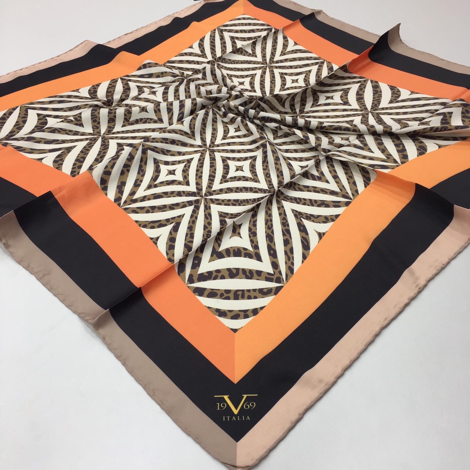 EŞARPLeopar Desen Black Seri Rayon Eşarp Askısı ile Birlikte 90x90 cm