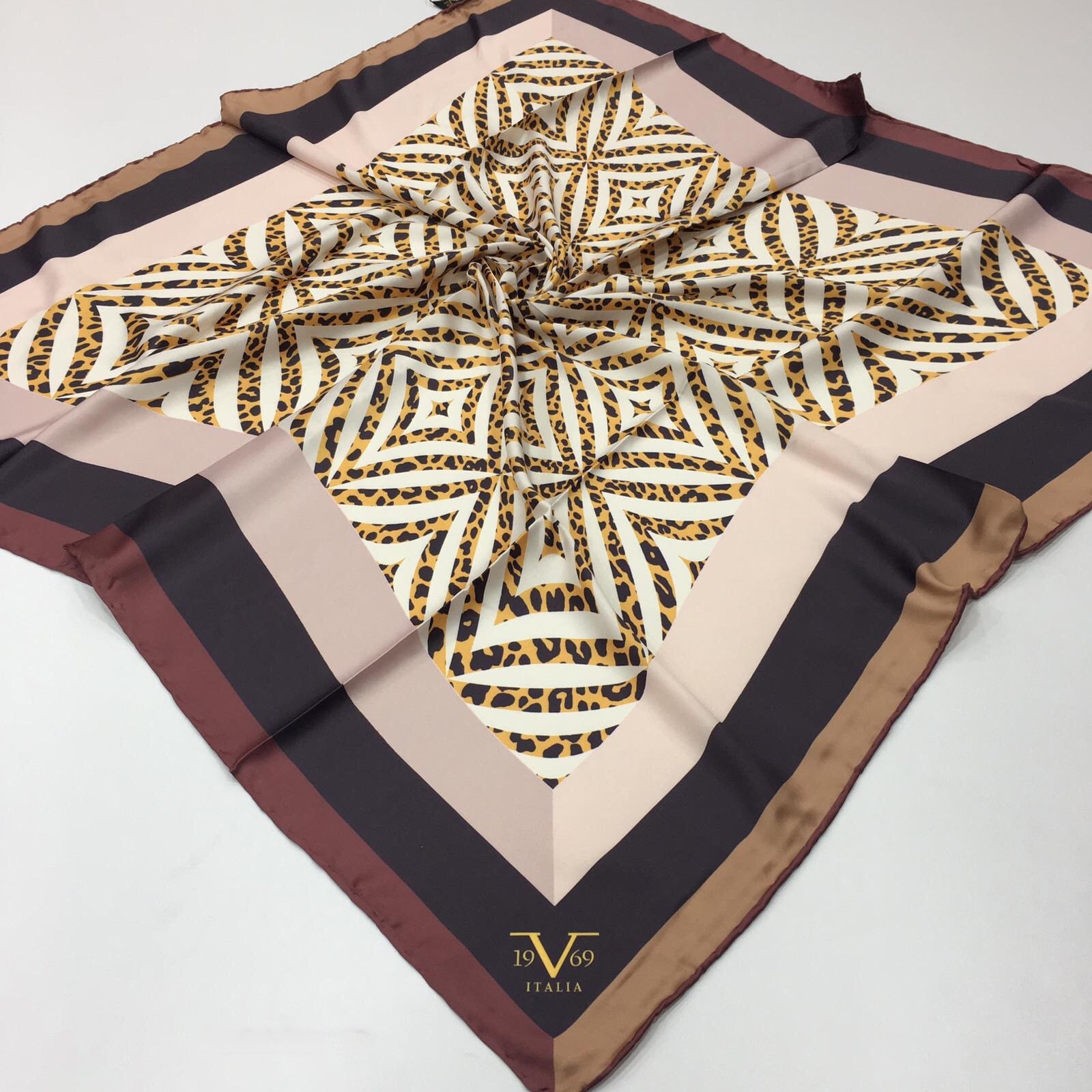EŞARPLeopar Desen Black Seri Rayon Eşarp Askısı ile Birlikte 90x90 cm