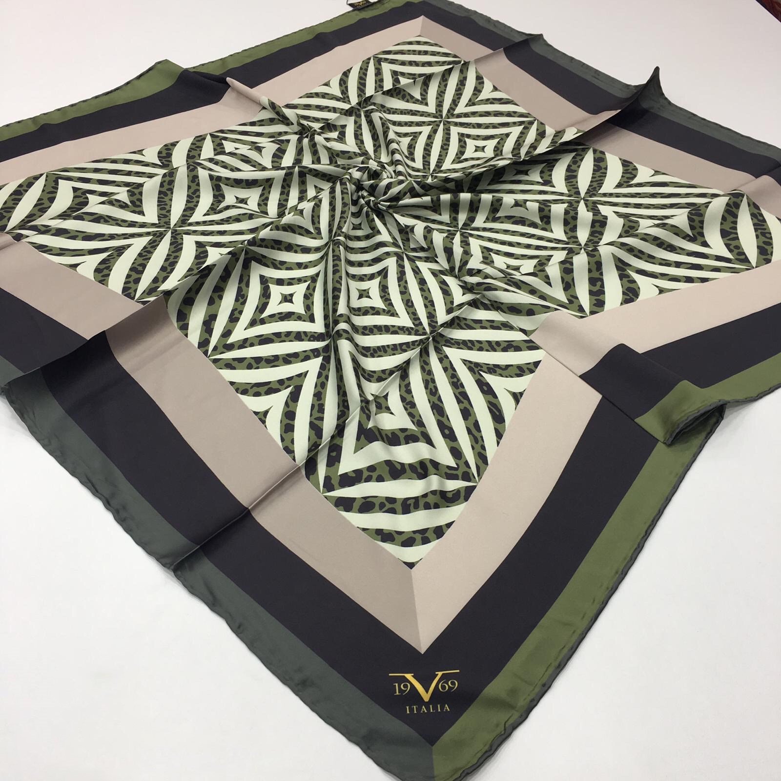 EŞARPLeopar Desen Black Seri Rayon Eşarp Askısı ile Birlikte 90x90 cm