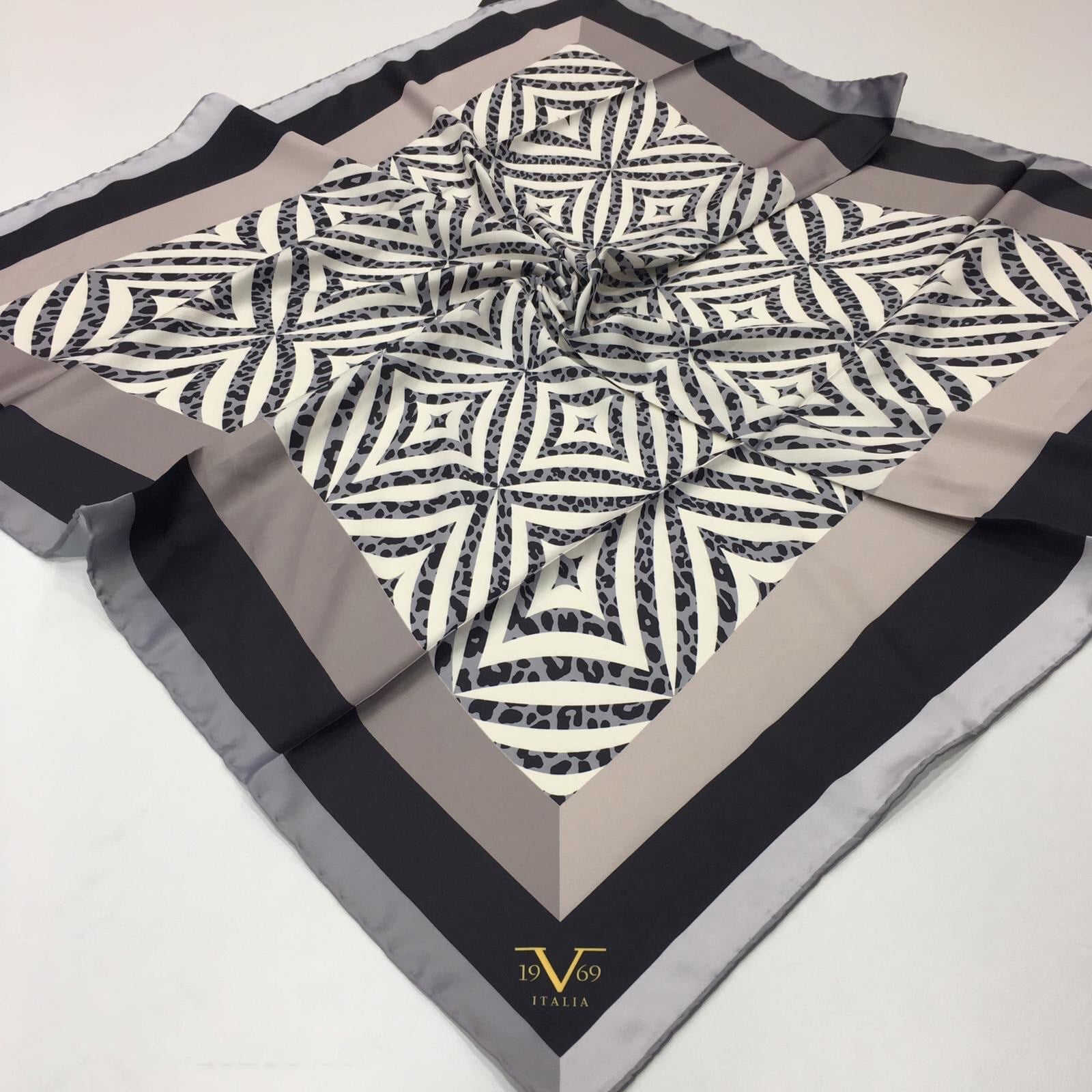 EŞARPLeopar Desen Black Seri Rayon Eşarp Askısı ile Birlikte 90x90 cm