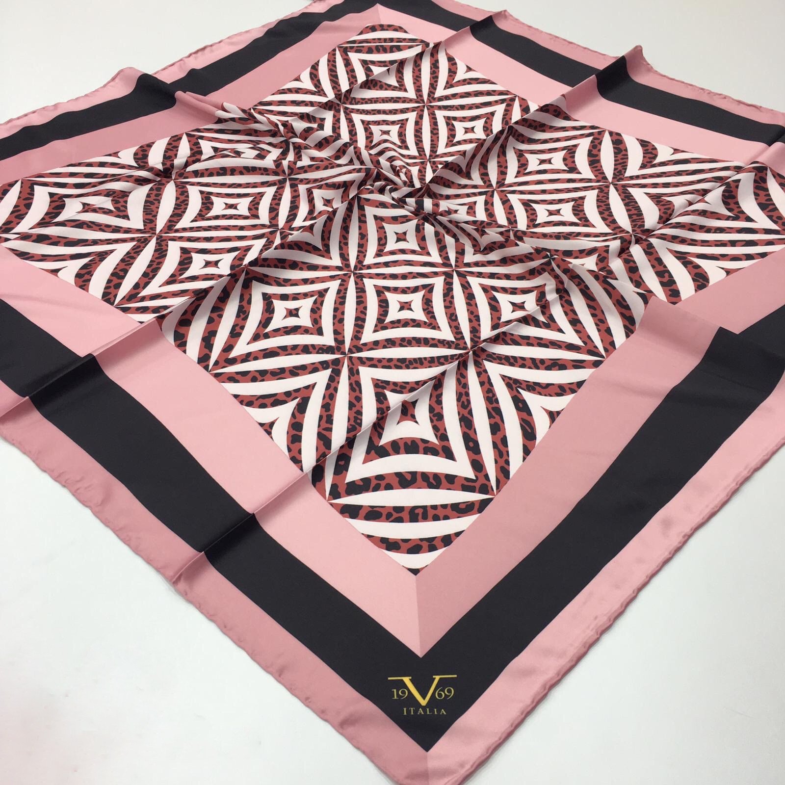 EŞARPLeopar Desen Black Seri Rayon Eşarp Askısı ile Birlikte 90x90 cm