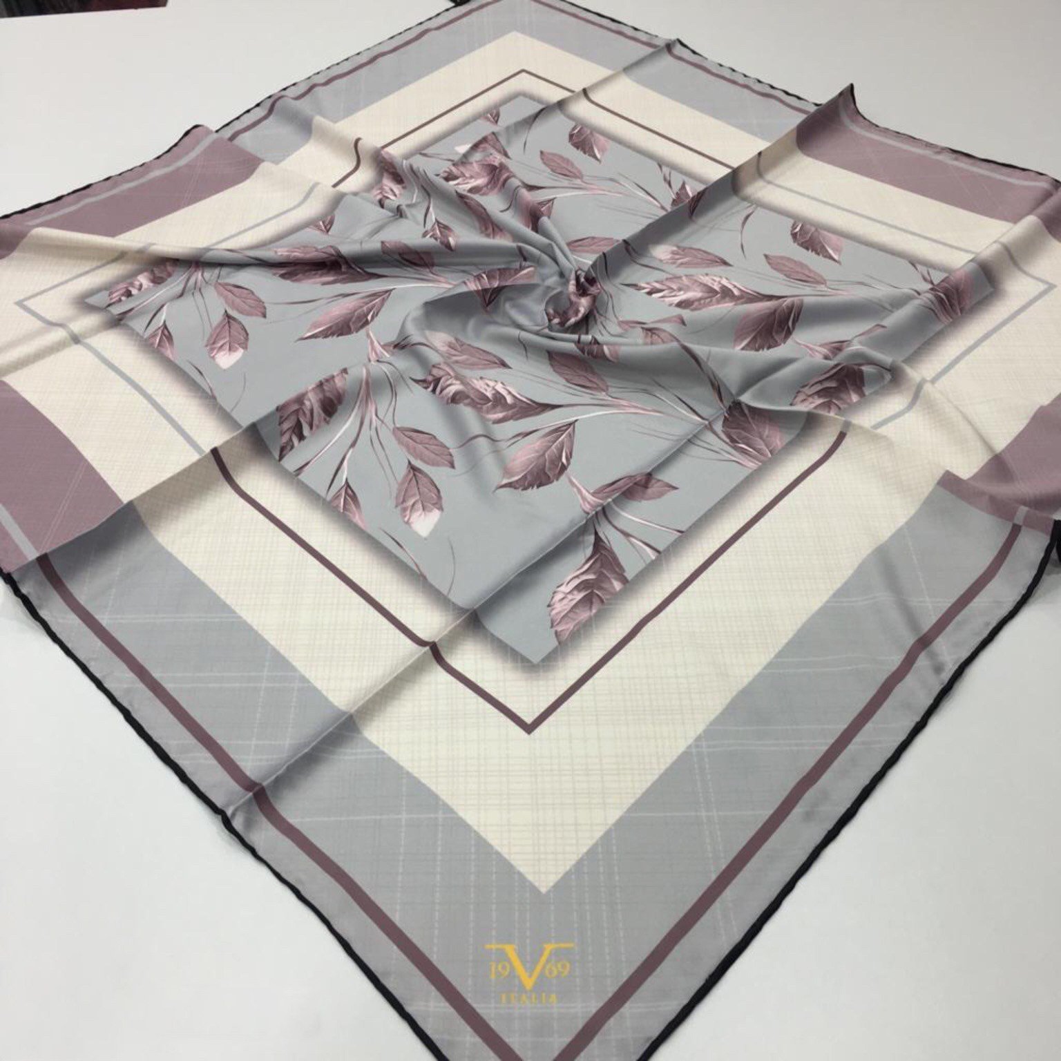 ScarfÇiçekli Desen Black Seri Rayon Eşarp Askısı ile Birlikte 90x90 cm